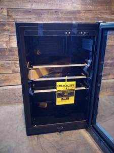 lot 32 image: Frigidaire - 138-Can Beverage Center - Stainless steel