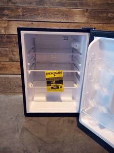 lot 33 image: Insignia - 2.6 Cu. Ft. Mini Fridge - Black