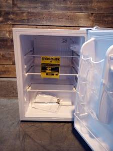 lot 36 image: Insignia - 2.6 Cu. Ft. Mini Fridge - White