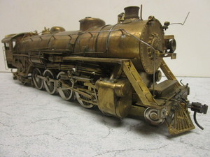 lot 101 image: VINTAGE BRASS O GAUGE TRAIN LOCOMOTIVE