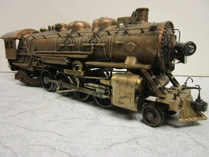 lot 102 image: VINTAGE BRASS O GAUGE TRAIN LOCOMOTIVE