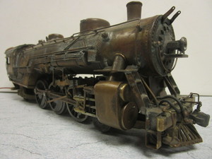 lot 103 image: VINTAGE BRASS O GAUGE TRAIN LOCOMOTIVE