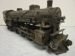 lot 104 image: VINTAGE BRASS O GAUGE TRAIN LOCOMOTIVE