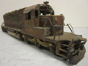 lot 107 image: VINTAGE BRASS O GAUGE TRAIN LOCOMOTIVE