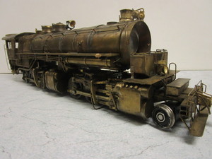 lot 108 image: VINTAGE BRASS O GAUGE TRAIN LOCOMOTIVE