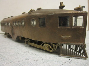 lot 109 image: VINTAGE BRASS O GAUGE TRAIN LOCOMOTIVE