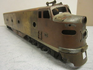 lot 111 image: VINTAGE BRASS O GAUGE TRAIN LOCOMOTIVE