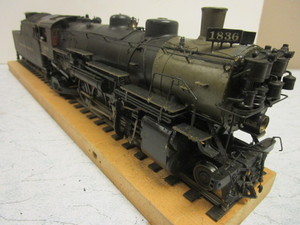 lot 130 image: VINTAGE BRASS O GAUGE NORTHERN PACIFIC TRAIN LOCOMOTIVE, W NP COAL CAR, ON TRACK, CARRYING CASE