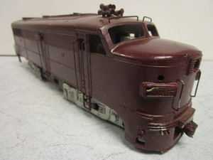 lot 138 image: VINTAGE BRASS O GAUGE TRAIN LOCOMOTIVE
