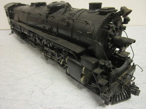 lot 158 image: VINTAGE BRASS O GAUGE TRAIN LOCOMOTIVE