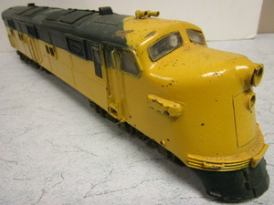 lot 177 image: VINTAGE BRASS O GAUGE TRAIN LOCOMOTIVE
