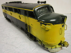 lot 179 image: VINTAGE BRASS O GAUGE TRAIN LOCOMOTIVE