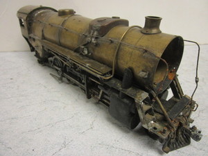 lot 180 image: VINTAGE BRASS O GAUGE TRAIN LOCOMOTIVE