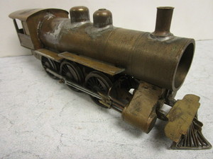 lot 183 image: VINTAGE BRASS O GAUGE TRAIN LOCOMOTIVE