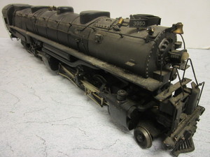 lot 194 image: VINTAGE BRASS O GAUGE TRAIN LOCOMOTIVE, 18 LONG, U.P. 3950