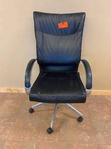 lot 39 image: Office Chair