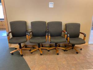 lot 41 image: Lot of 4 Office Chairs