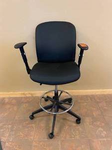 lot 46 image: OfficeBank Teller Chair
