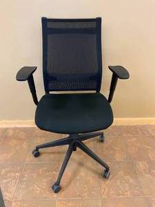 lot 50 image: WIT SitOnIt Luxury Office Chair