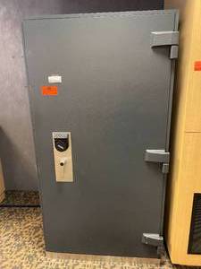 lot 62 image: Large Kaba Safe 72 Tall