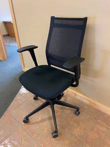 lot 53 image: WIT SitOnIt Luxury Office Chair