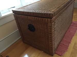 lot 100 image: Decorative Wicker Storage Piece