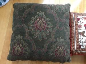 lot 122 image: Throw Pillow Lot