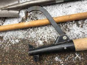 lot 134 image: Long Handled Tools