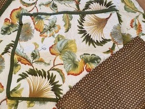 lot 160 image: Reversible King Quilt with 4 Pillow Shams