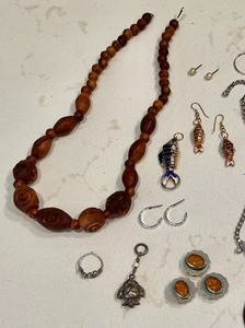 lot 90 image: Jewelry Lot