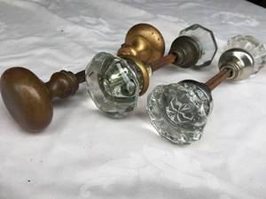 lot 256 image: Vintage Glass and Brass Door Knob Lot