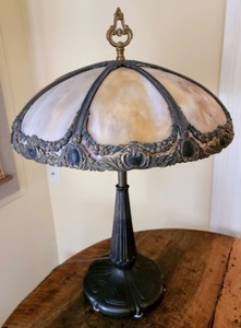 lot 3 image: Amazing Vintage Slag Glass Table Lamp