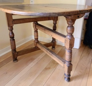 lot 7 image: Vintage Wooden Gate Leg Table