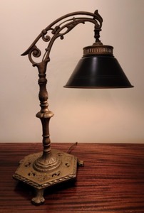lot 13 image: Beautiful Vintage Brass Table Lamp