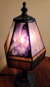 lot 21 image: Small Stained Glass Table Lamp