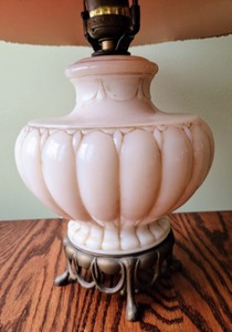 lot 41 image: Vintage Aladdin Alacite Table Lamp