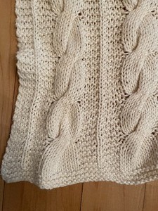 lot 343 image: White Knit Throw