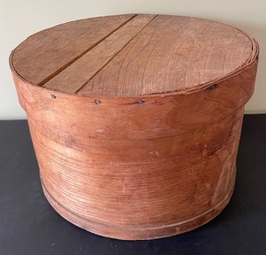 lot 305 image: Vintage Shaker Box