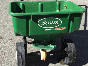 lot 374 image: Scotts Speedy Green 300 Fertilizer Spreader