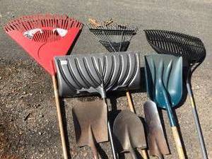 lot 382 image: Long Handled Tool Lot