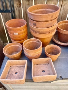 lot 394 image: Lots of Gardening Pots