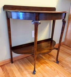 lot 5 image: Wooden Crescent Accent Table
