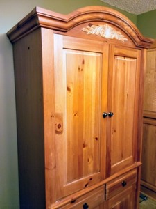 lot 9 image: Broyhill ArmoireEntertainment Cabinet