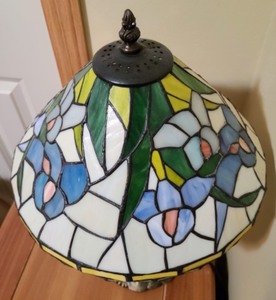 lot 12 image: Stained Glass Table Lamp