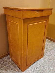 lot 14 image: Wooden Storage Bin