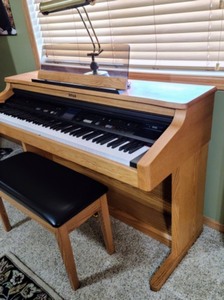 lot 16 image: Roland KR-577 Digital Intelligent Piano