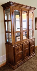 lot 34 image: Vintage Wooden Display Hutch