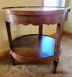 lot 35 image: Henredon Round Accent Table