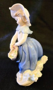 lot 46 image: Lladro Pretty Pickings Figurine