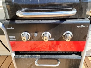 lot 79 image: Charbroil Gas2Coal Hybrid Grill